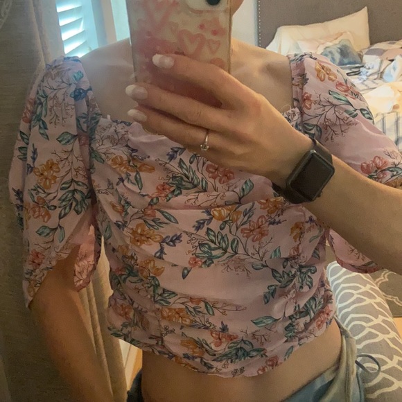 Milk & Honey pink floral ruched cropped blouse with zipper back - Picture 6 of 7